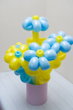 Balonlardan sarı ve mavi papatyalar