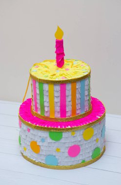 mukavva piata parlak mum ile pasta