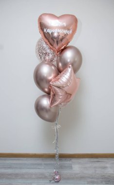 Beyaz arka planda pembe helyum balonları seti: 