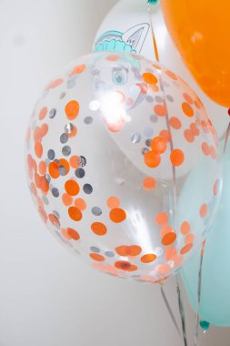 Doğum günü için parlak konfetili balon