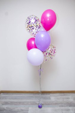 Beyaz arka planda parlak konfetileri olan balon