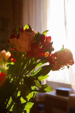 Gün batımında bir buket çiçek.