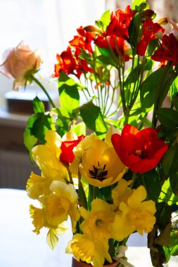 Gün batımında bir buket çiçek.