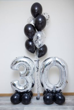 30. yıldönümü balonları, gümüş ve siyah helyum balonları.