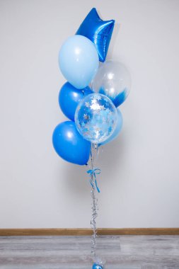 Hastaneden taburcu olmak için helyum içeren mavi balonlar.