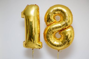 Beyaz arkaplanda 18 numaralı altın balonlar