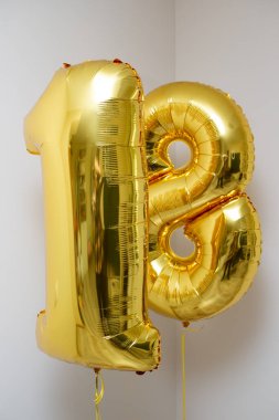 Beyaz arkaplanda 18 numaralı altın balonlar