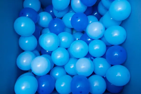 Bir kutuda mavi balonlar, arka planda mavi balonlar