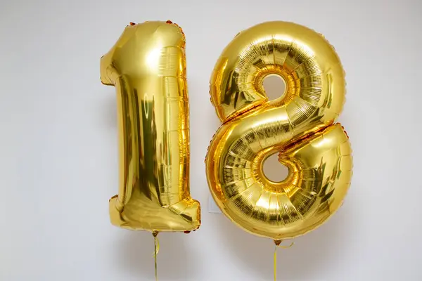 Beyaz arkaplanda 18 numaralı altın balonlar