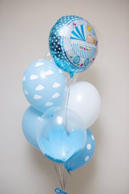 Hastaneden taburcu olmak için helyum içeren mavi balonlar.