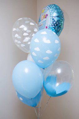 Hastaneden taburcu olmak için helyum içeren mavi balonlar.