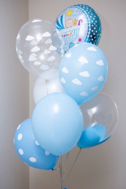Hastaneden taburcu olmak için helyum içeren mavi balonlar.