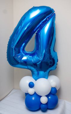 Beyaz arkaplanda mavi 4 numaralı balon