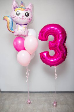 Pembe kedi balonları ve pembe folyo 3 numaralı balon, 3 yıllık balonlar.