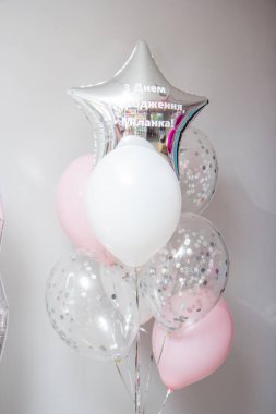 Bir çift gümüş ve pembe balon, yıldızdaki yazı: 