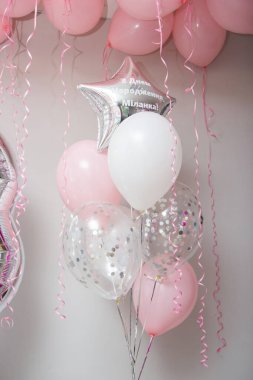 Bir çift gümüş ve pembe balon, yıldızdaki yazı: 