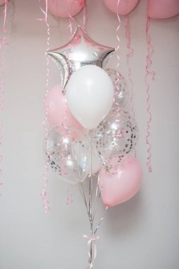 Bir çift gümüş ve pembe balon, yıldızdaki yazı: 