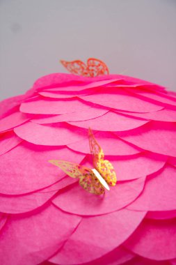 Altın kelebekli piata çiçeği, çocukların doğum günü piata oyunu
