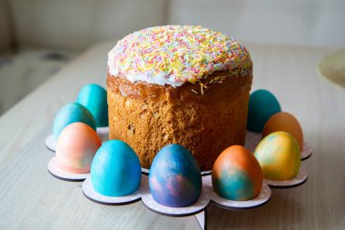 Parlak Paskalya pastası ve renkli boyanmış yumurtalar, Paskalya tatili