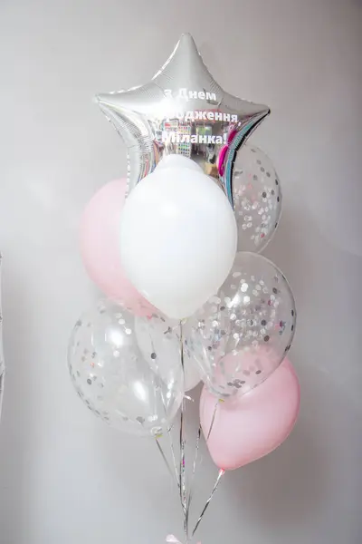 Bir çift gümüş ve pembe balon, yıldızdaki yazı: 