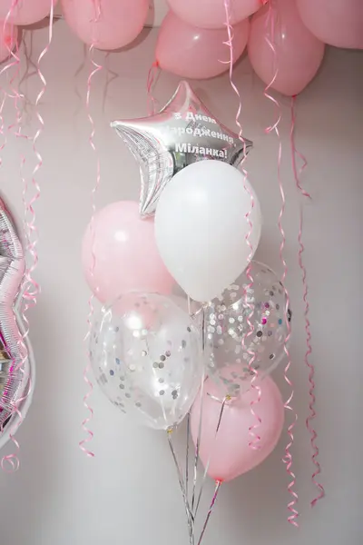 Bir çift gümüş ve pembe balon, yıldızdaki yazı: 