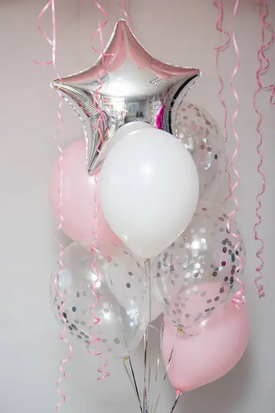 Bir çift gümüş ve pembe balon, yıldızdaki yazı: 