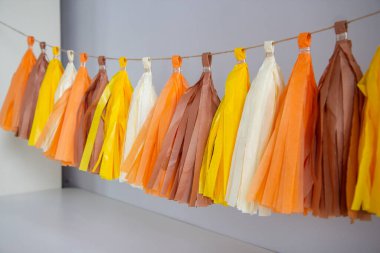 Tatil dekorasyonu için bej kağıt püskül çelengi