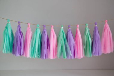 Tatil dekorasyonu için parlak kağıt püskül çelengi