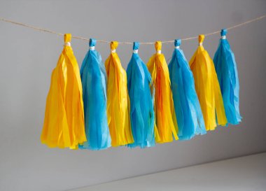 Tatil dekorasyonu için parlak kağıt püskül çelengi