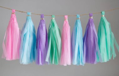 Tatil dekorasyonu için parlak kağıt püskül çelengi