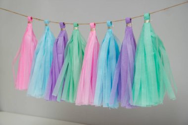 Tatil dekorasyonu için parlak kağıt püskül çelengi