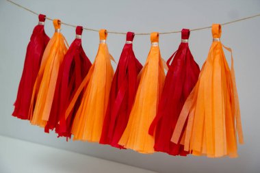 Tatil dekorasyonu için parlak kağıt püskül çelengi
