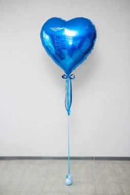 Beyaz arkaplanda mavi kalp büyük folyo balonu