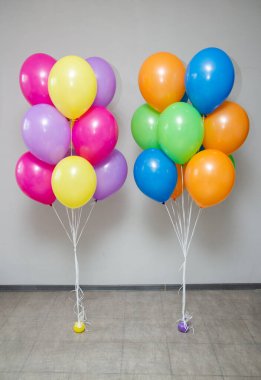 Yerde parlak renkli balonlar var.