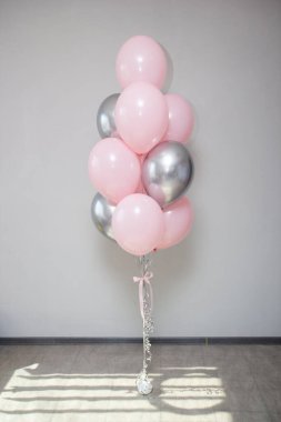 Yerde pembe ve gümüş balonlar