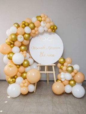 Balonlardan yapılmış altın fotoğraf bölgesi, yazıtlar: 