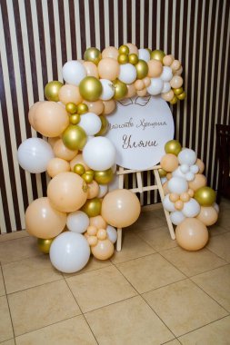 Balonlardan yapılmış altın fotoğraf bölgesi, yazıtlar: 