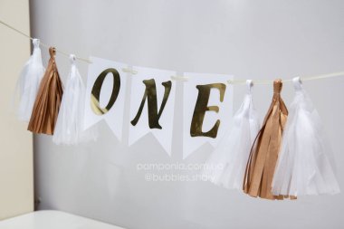 Bayraklardan oluşan beyaz ve altın renkli bir çelenk