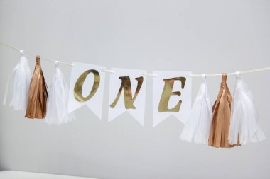 Bayraklardan oluşan beyaz ve altın renkli bir çelenk