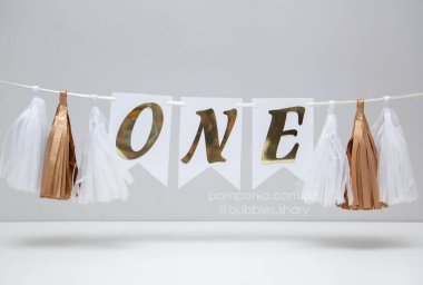 Bayraklardan oluşan beyaz ve altın renkli bir çelenk