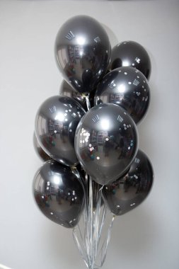 siyah balon dev kabarcıklar konfeti ve kağıt çelenk ile