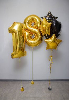 Altın numaralar 1 ve 8 balon ve bir demet helyum balonu, balondaki yazı 