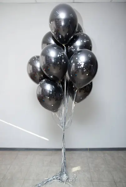 Beyaz arkaplanda bir sürü siyah balon