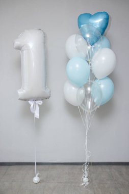 Bir numaralı beyaz balon ve bir demet mavi-beyaz helyum balonu.