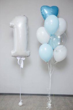 Bir numaralı beyaz balon ve bir demet mavi-beyaz helyum balonu.