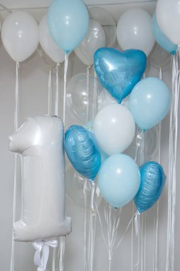 Bir numaralı beyaz balon ve bir demet mavi-beyaz helyum balonu.