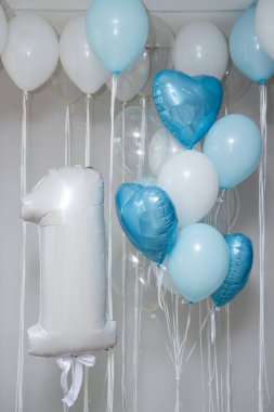 Bir numaralı beyaz balon ve bir demet mavi-beyaz helyum balonu.