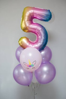çok renkli folyo numara 5 ve seti incili balonlar.