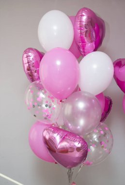 Beyaz arkaplanda pembe ve beyaz balonlar.