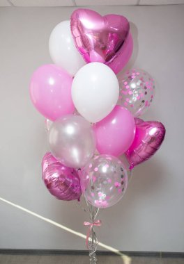 Beyaz arkaplanda pembe ve beyaz balonlar.